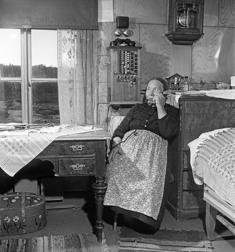 Hilma Viltok sköter telefonväxeln i Akkavare från sin bostad. (1949)