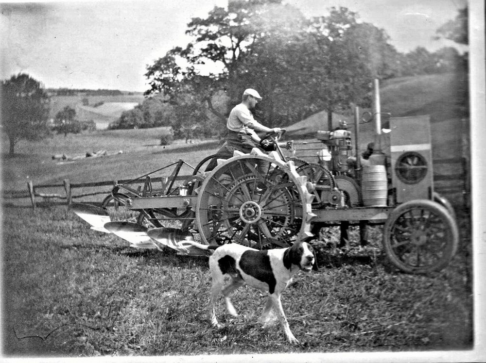 Avance hette företaget som tillverkade traktorn "motorplog". Den innebar en smärre revolution för lantbruket i Tomarp där bilden är tagen.