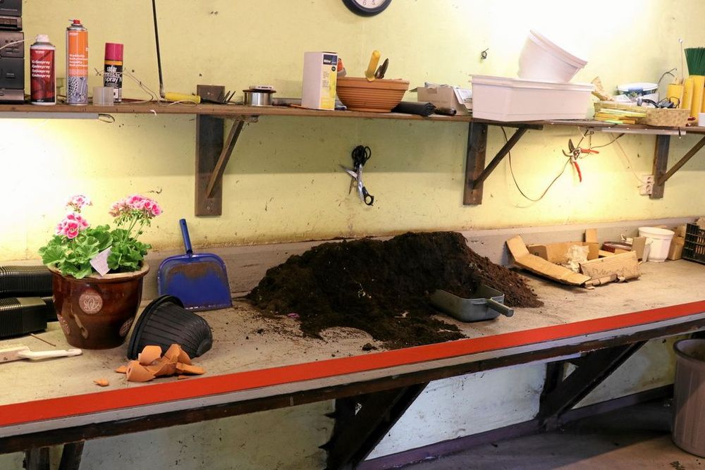 Plats för plantering av krukor och annat pyssel som hör en handelsträdgård till.