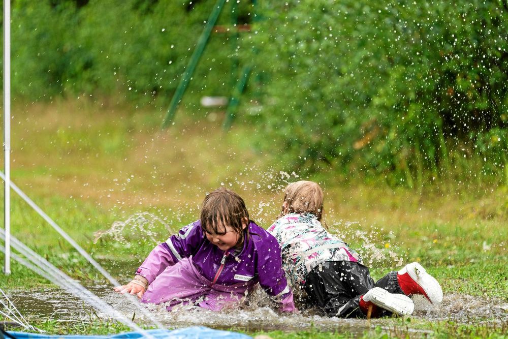 PLATS 6-10. Emma Engström var på hästtävling, men den fick brytas på grund av allt regn. I stället fick hon en härlig bild på blöta och glada barn.