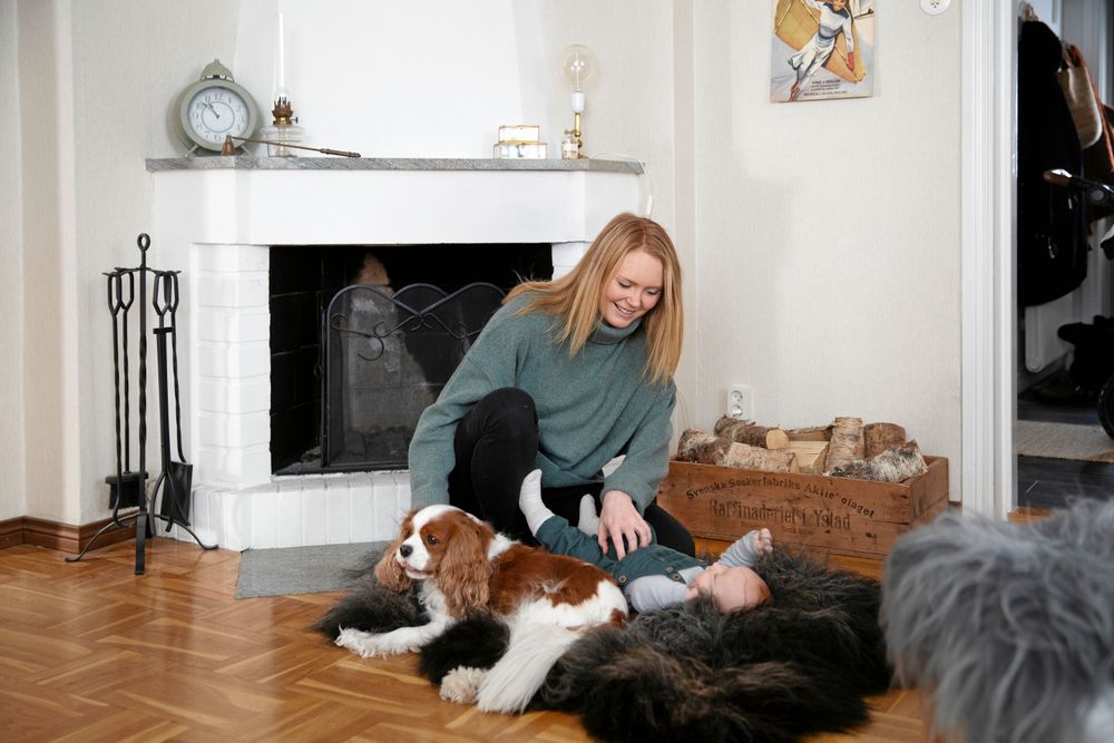 Lille Valter och hunden Otto gillar att ligga på fårfällen framför den öppna spisen.