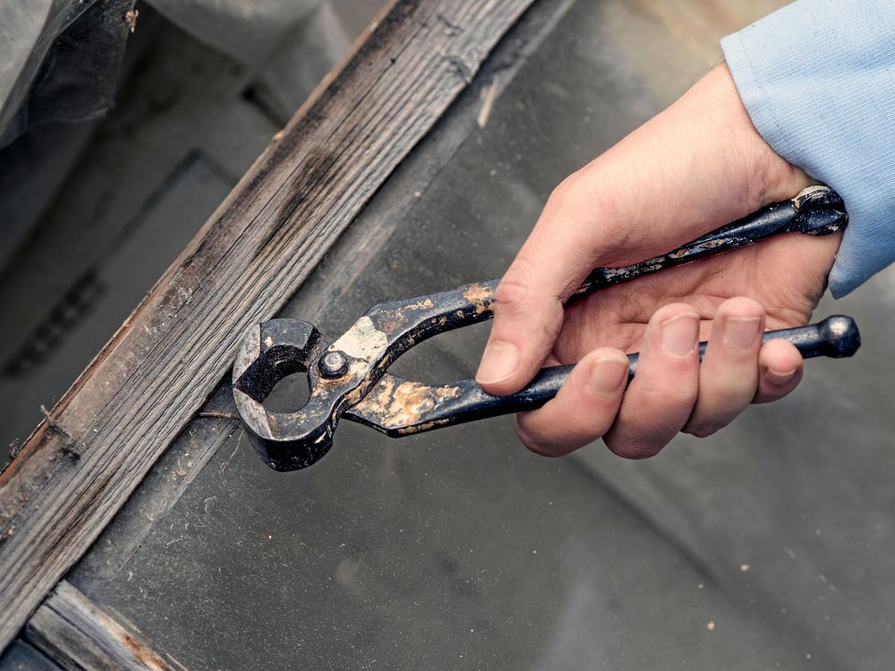 Hovtång är perfekt att dra ut stift med.