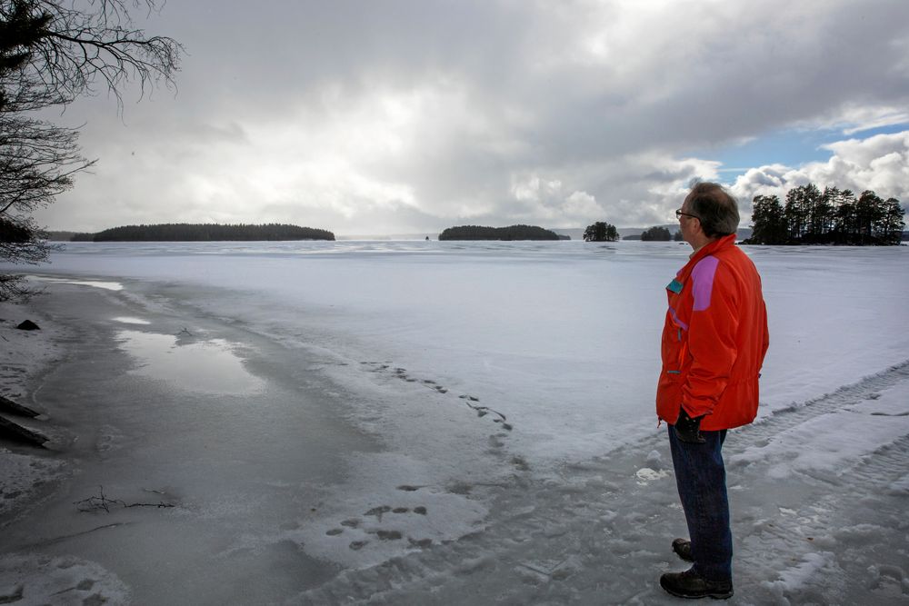 Isen hade verkat stark. Jan Klasson och hans kamrat hade testat med ispik på flera ställen. I efterhand misstänker han att det hade varit strömt nära land av någon anledning. ()