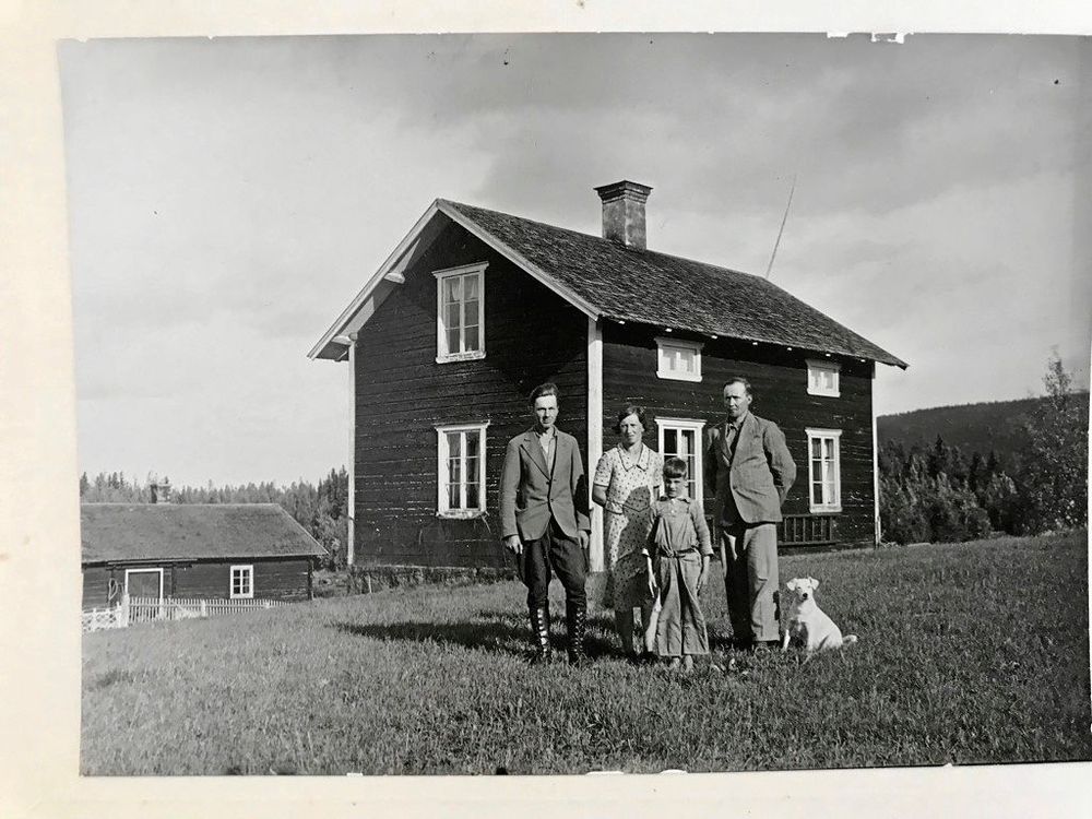 Bild från forna dagar på gården: Eriks farmors bror Halvar och hans hustru, tillsammans med Erics far, den lilla pojken som står främst. Mannen till vänster i bild är antagligen en dräng på gården.