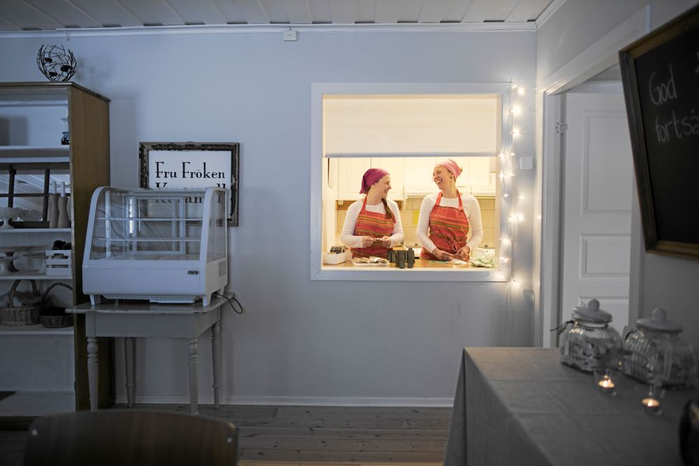 De började koka sina karameller i Madeleines kök men när de startade sitt företag flyttade de tillverkningen till bygdegården.