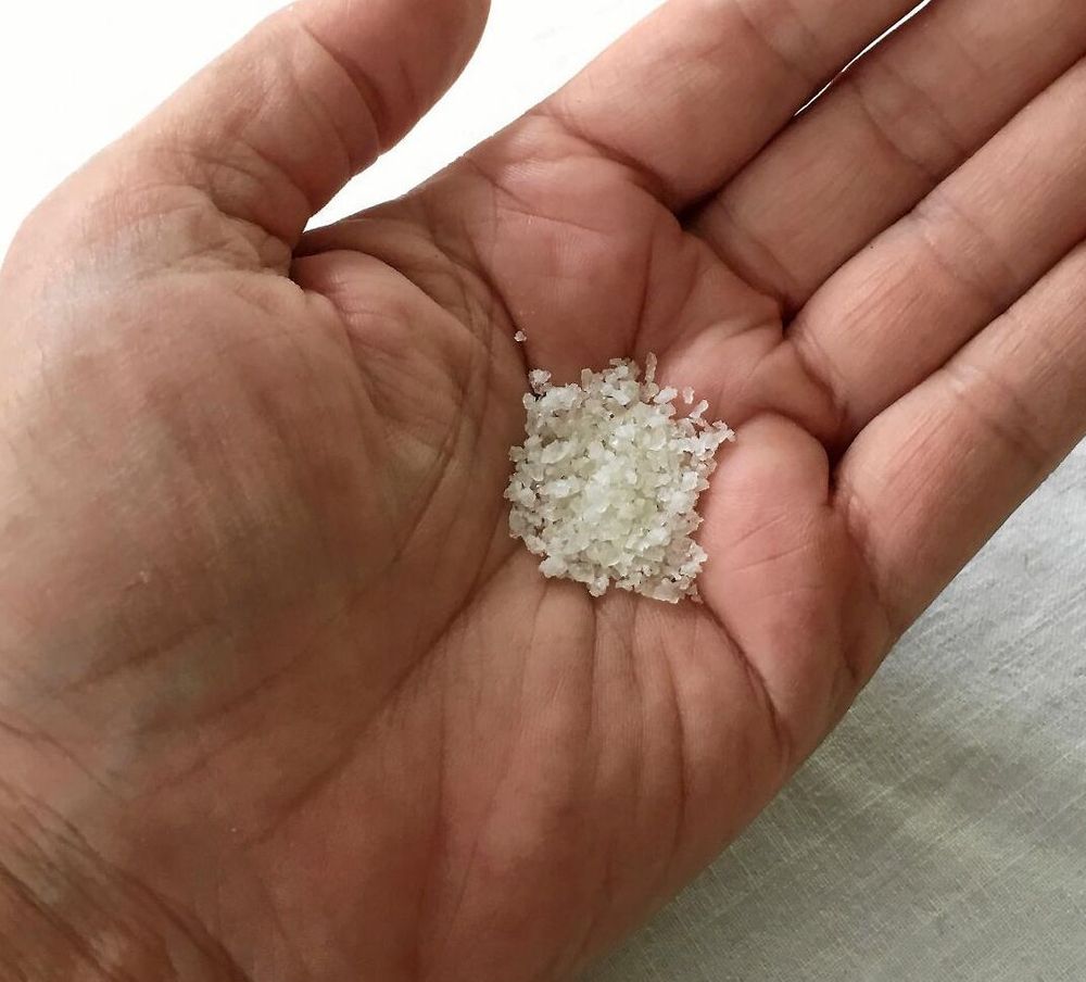 Vattenhållande kristaller innan de blivit blöta.