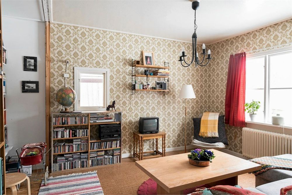 Stugan har ett ljust och luftigt vardagsrum.