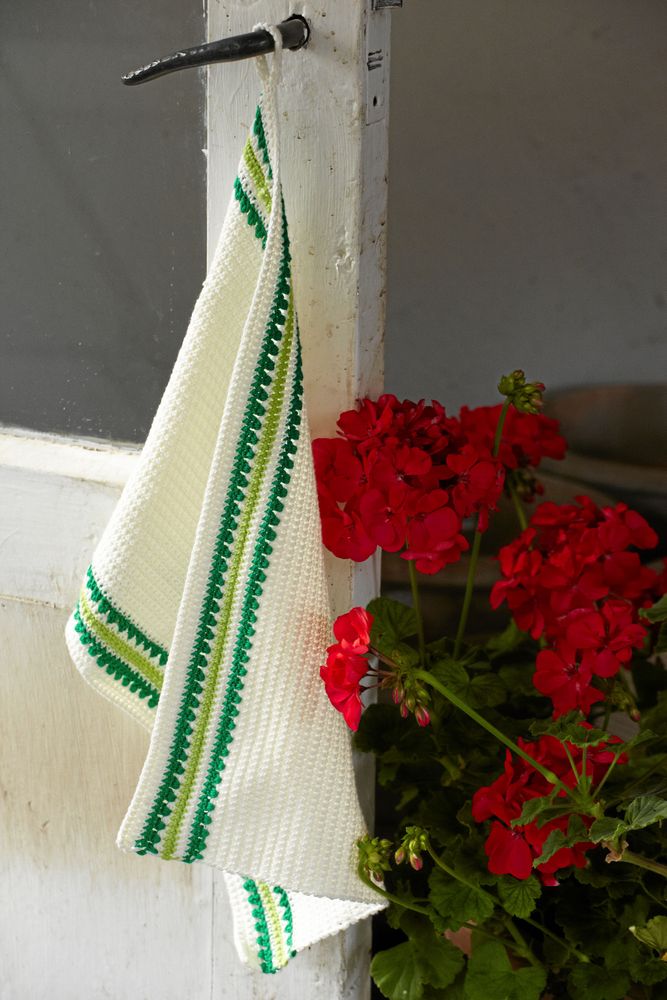 Fin virkad handduk med glatt gröna ränder.