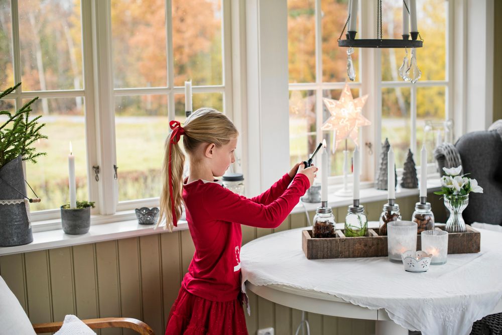 7-åriga Linnea gillar att hjälpa till med att tända ljusen i adventsstaken.