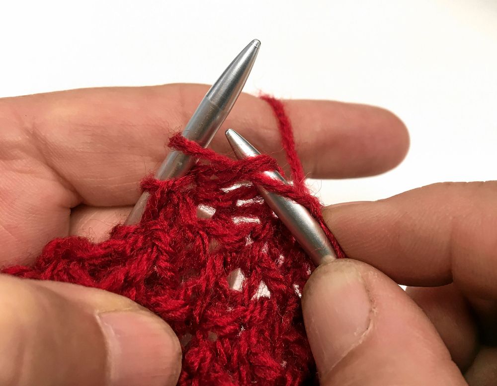 Undermaskan stickas med nålen instucken så här. Foto: Kristina Bäckström