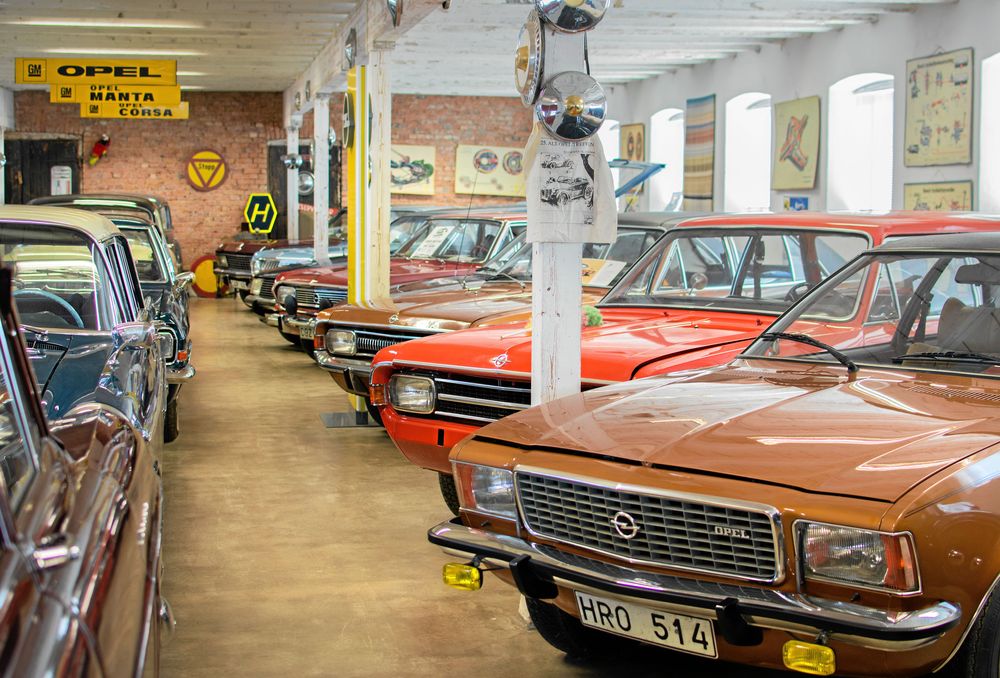Längst fram syns en Opel Commodore, årsmodell 1975.