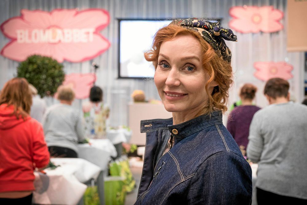 Trädgårdsmästare Linda Schilén håller workshop.