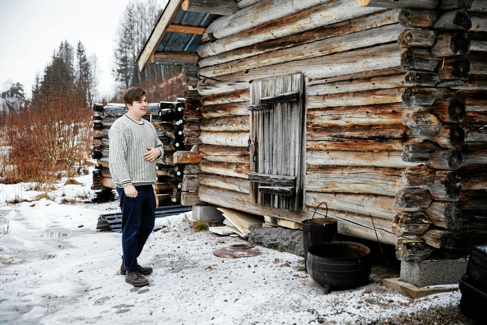 Joar framför gårdens äldsta hus, ett flera hundra år gammalt härbre.