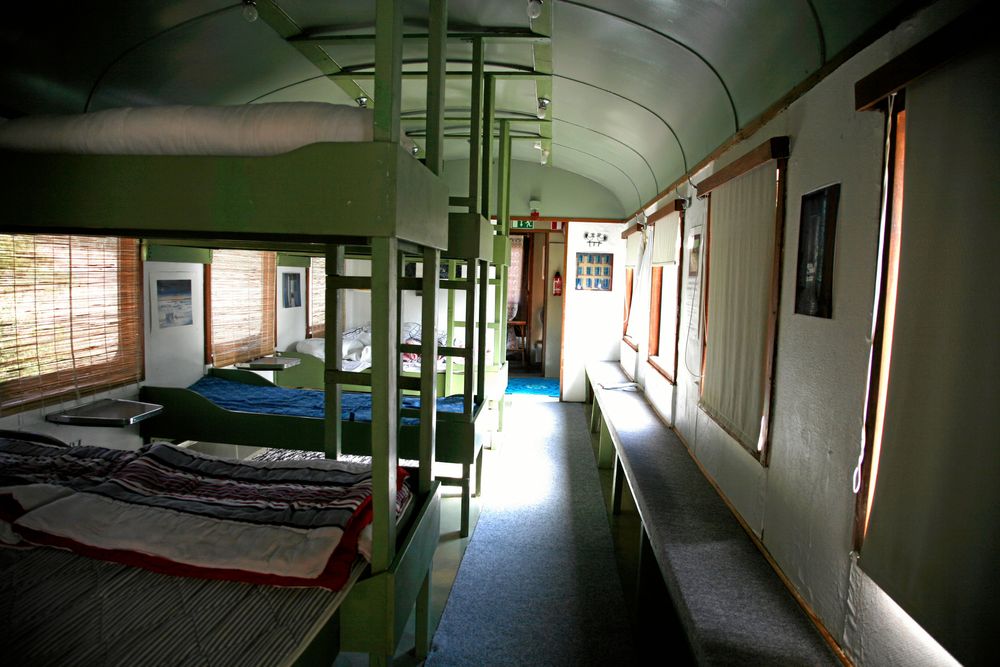 Tågvagnen har våningssängar med plats för en hel familj och fler därtill.