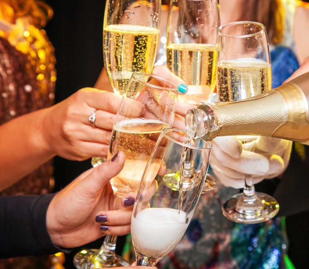 Två dagar innan festen är det dags att fixa is och lägga flaskor på kylning.