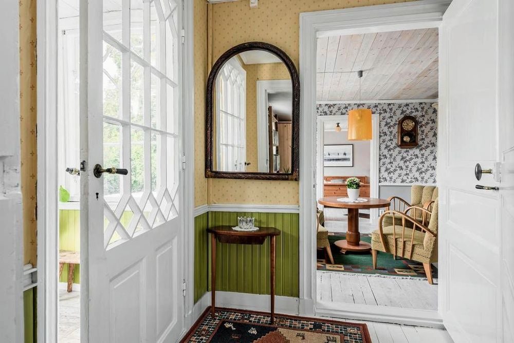 Charmig hall i retro-färger.