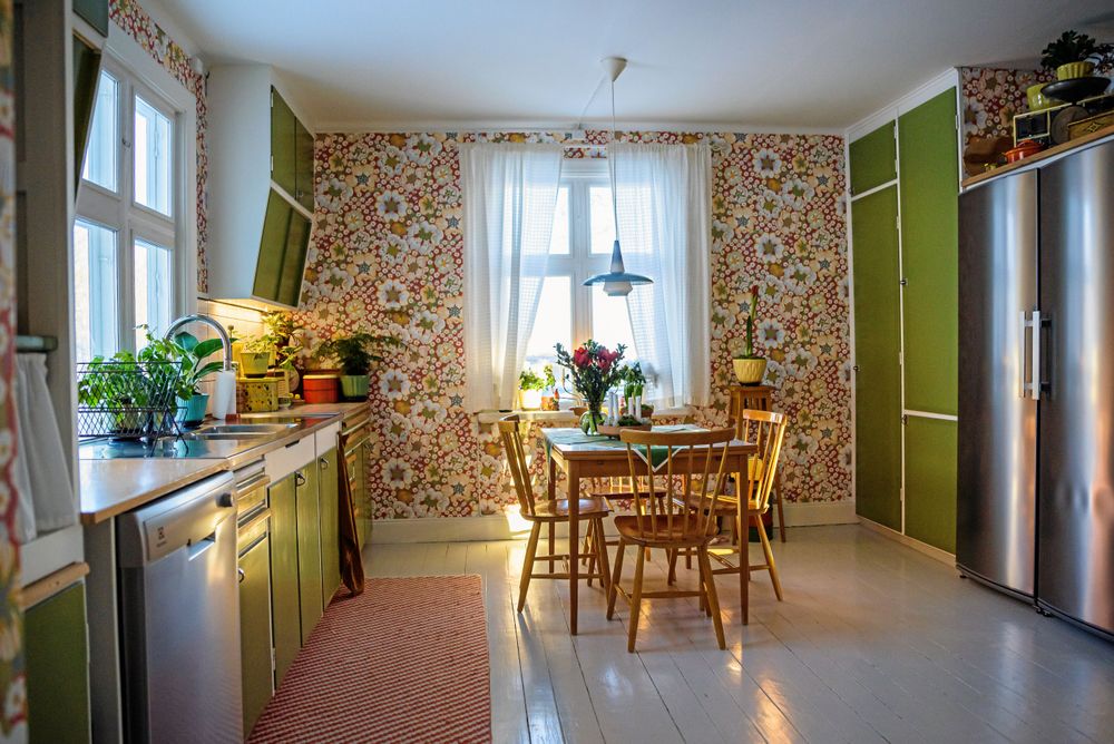 Efter. Med grönmålat funkiskök, slipat och såpskurat trägolv, retromöbler och den fantatiska Josef Frank-tapeten Eldblomma.