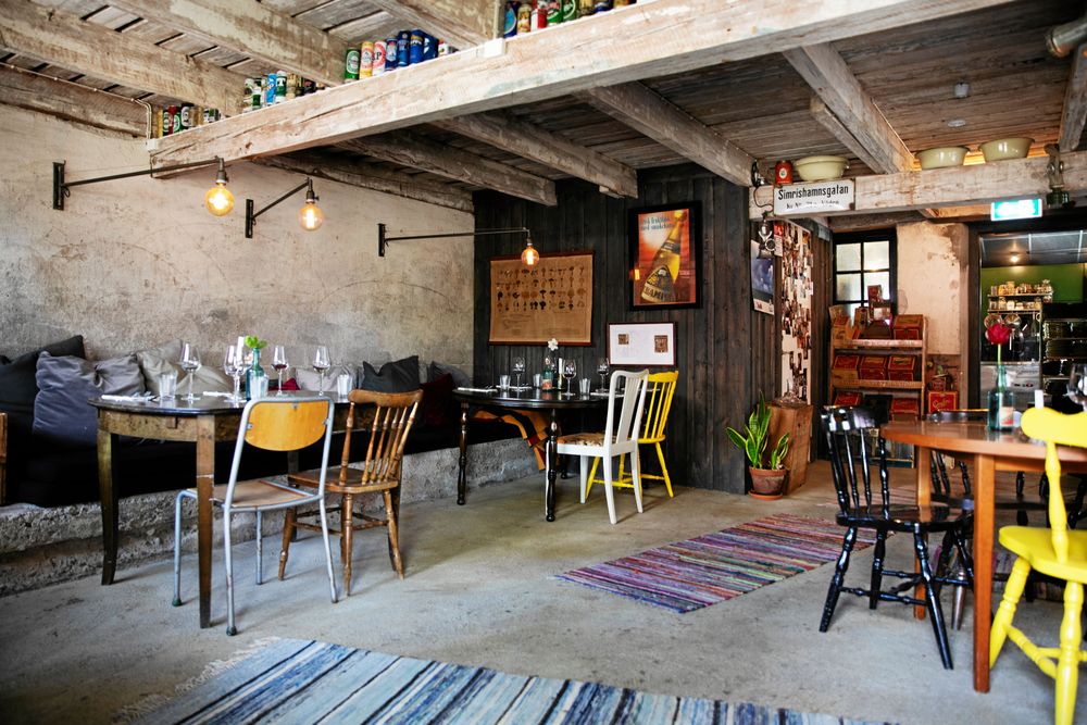 I den ombyggda lagårdsdelen finns kornas gamla foderbord kvar som en sittbänk.