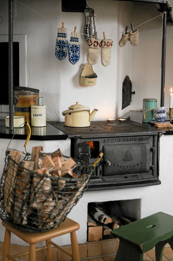 Ovanför den gamla vedspisen går det bra att torka blöta yllevantar.