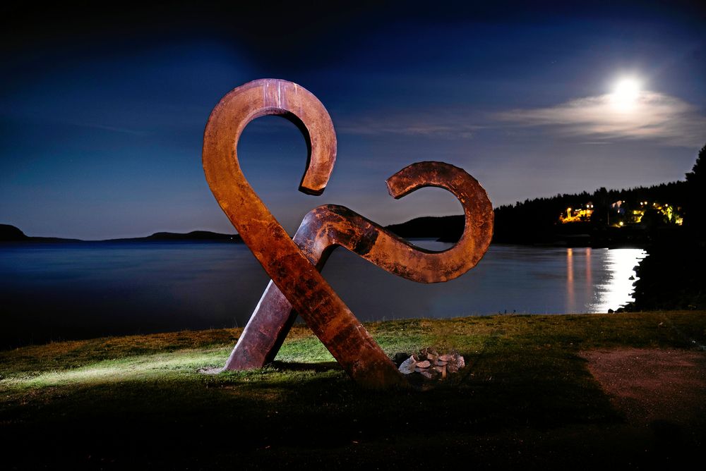 Ett av 28 konstverk i Sidensjö-Nätra, placerat i Köpmanholmen. Det heter Våg och är skapat av Dag A Birkeland.