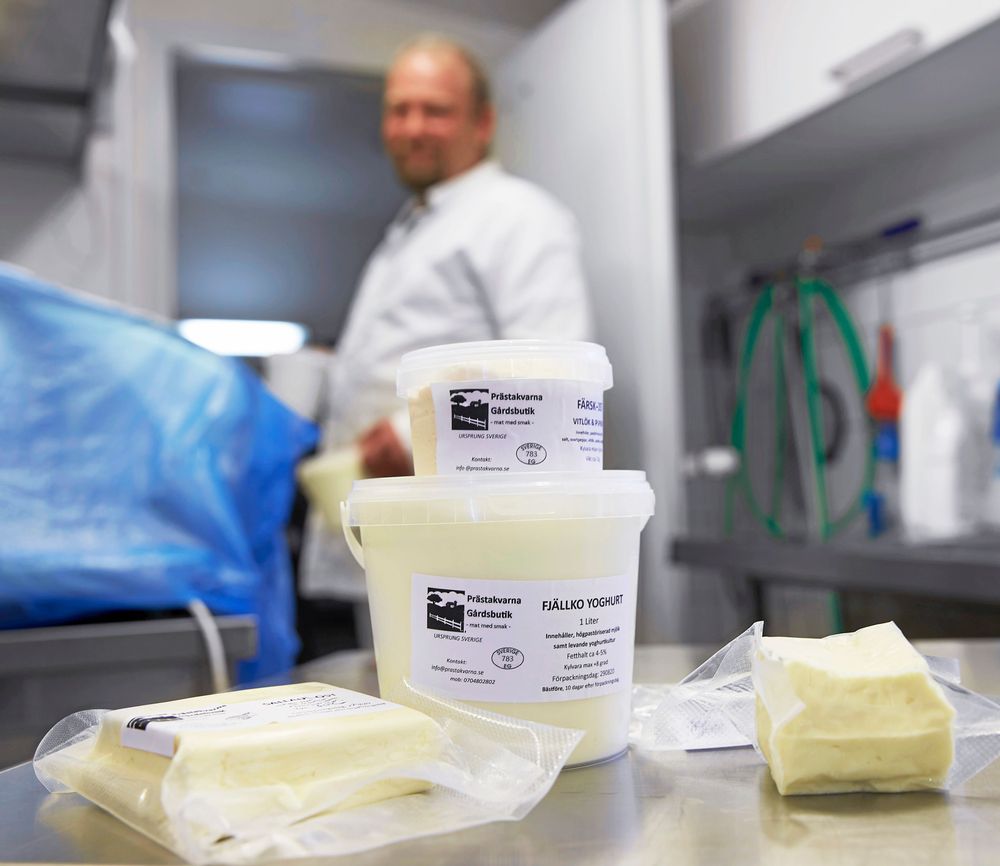 Småskalig förädling av kornas mjölk, till yoghurt, filmjölk och ost som säljs i gårdsbutiken.