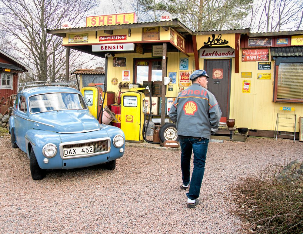 På Nitas mack- och lanthandel i Vättlösa kan man uppleva stämningen på en mack på 1950- och 60-talen med tidstypiska prylar och utrustning.