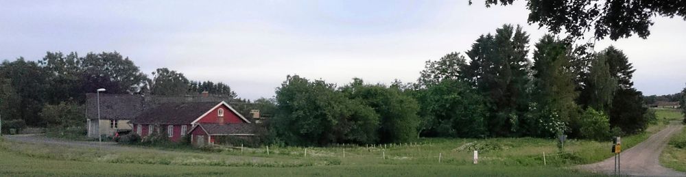 Gården på tre hektar rymmer bland annat två bostadshus och stall.