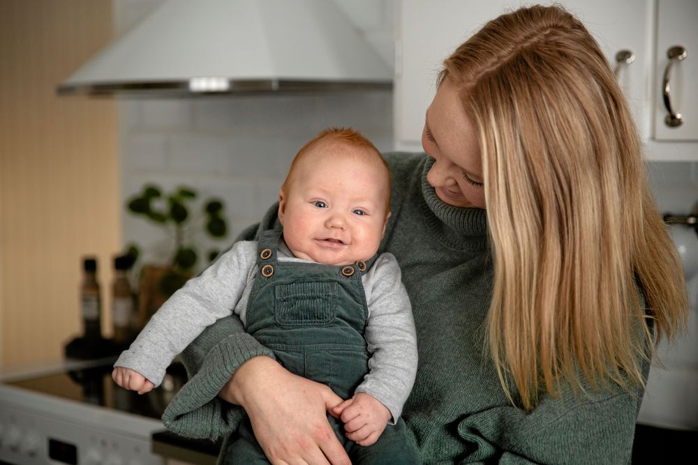 Lille Valters röda kalufs matchar hans gröna hängselbyxor.
