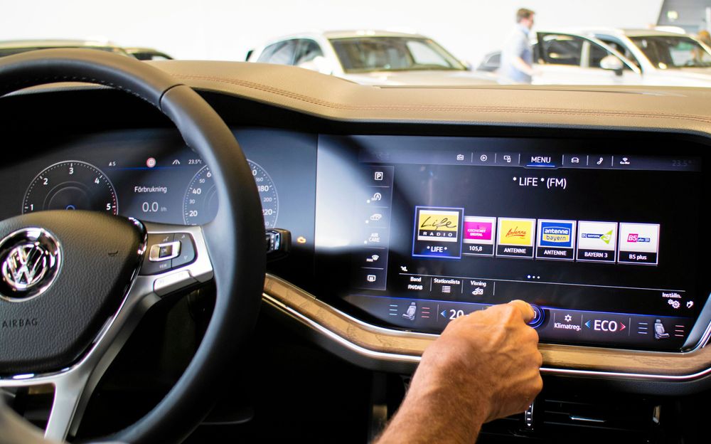 STOR SKÄRM. Reglagen är borta och ersatta av en "svajpbar" 15-tums bildskärm som enligt Lands Ia Wadendal tar lite tid att vänja sig vid.