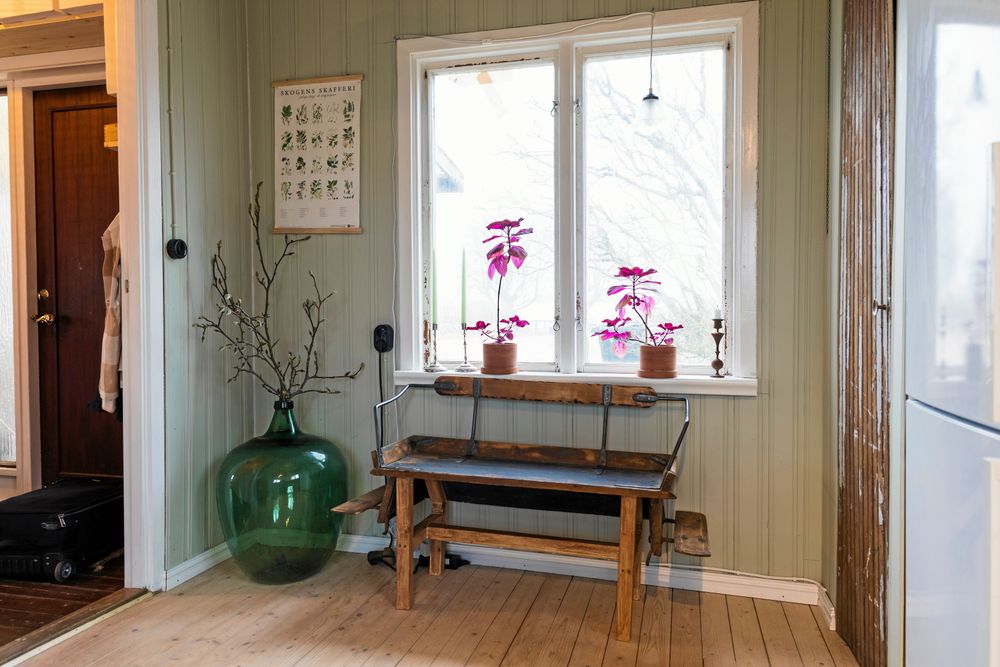 En gång i tiden bodde Bökhults lärarinnor i de två små rummen, som nu har blivit kök.