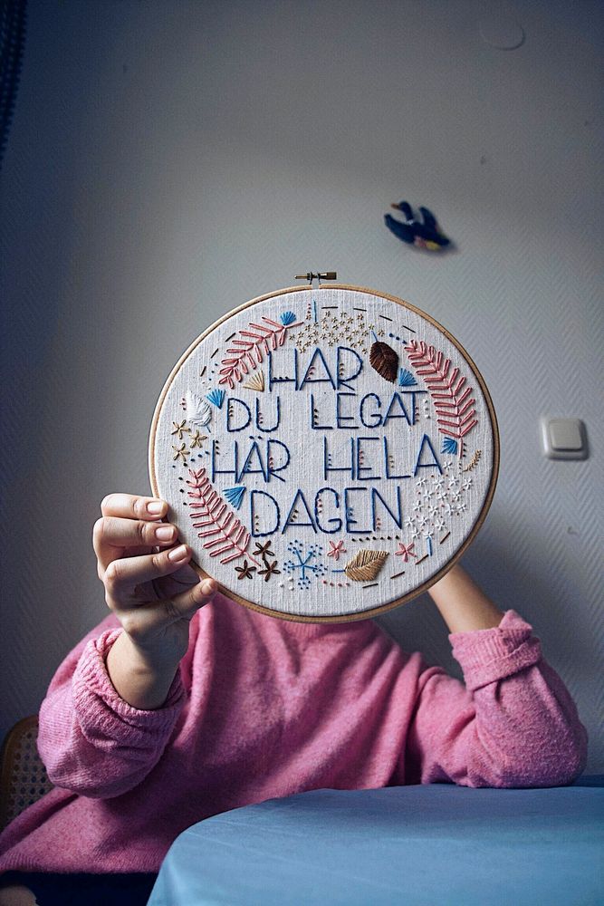 ”Har du legat här hela dagen” är en vanlig fras till personer som stannar hemma på grund av utmattningssyndrom.