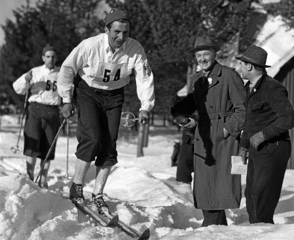 Nils ”Mora-Nisse” Karlsson vann Vasaloppet nio gånger. Här skidar han leende förbi pappa Viktor Karlsson vid Mångsbodarna år 1950 där ”Mora-Nisse” segrar på tiden 6.08.25.