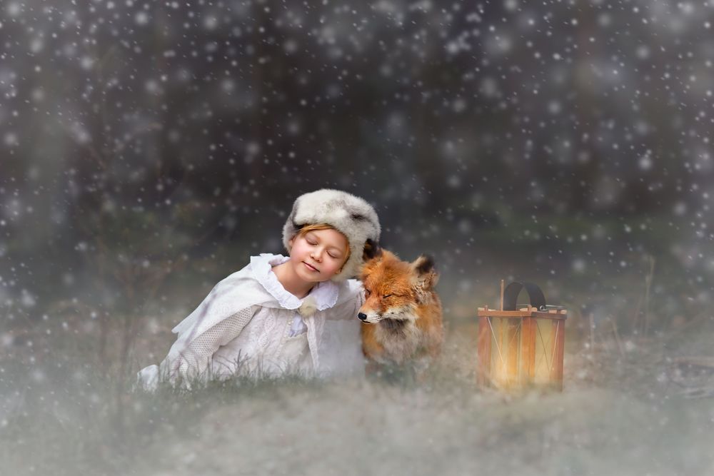 Bildmagi med dottern Märta i skogen. Att den uppstoppade räven Glittra är lite skamfilad syns inte.