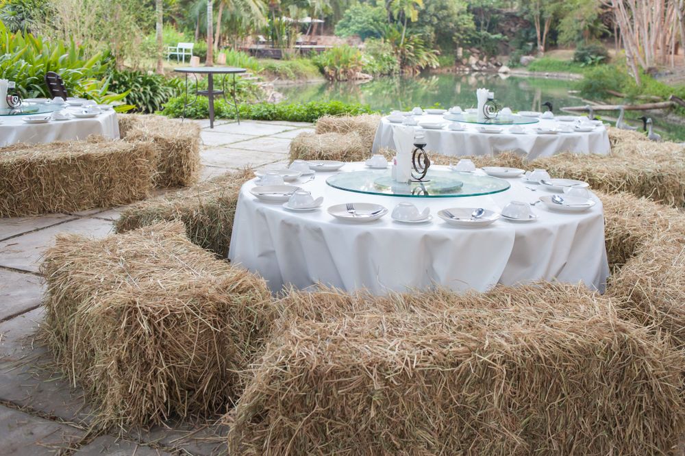 Och har du svårt att få till stolar till alla sittande gäster? Använd höbalar. Lägg fårskinn på höbalar som du kan ställa upp vid borden. (Obs! Tänk på allergikerna, vissa kanske inte klarar av höet).