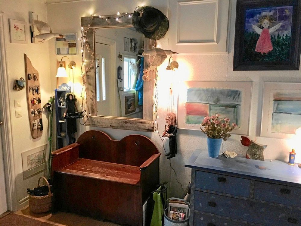 Den fantastifyllda hallen där var sak har sin plats. ”Jag är inte den som flyttar runt och möblerar om”, säger Ulla.