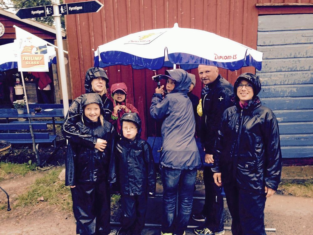 PLATS 6-10. Glada miner var det trots regnet, när Sara Castor fotograferade sina nära och kära i typisk ”svensk sommar”.