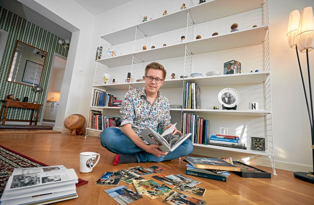 29-årige centerpolitikern Niklas bläddrar bland alla sin foton på medlemmarna i kungahuset. I hyllan står fullt av minnessaker med kunglig prägel plus böcker om kungahuset.