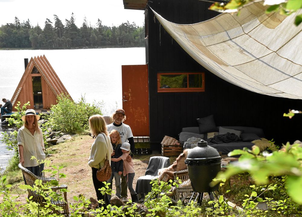 Dispensen från strandskyddet gör satsningen möjlig. Redan flyter en bastuflotte i Hallasjön och nästa projekt är trädkojor i skogsbrynet med sjöutsikt.