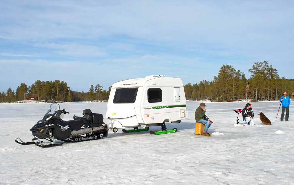 Fritidsvagnen från Mora väger bara 750 kilo och kan dras på skidor med skotern.
