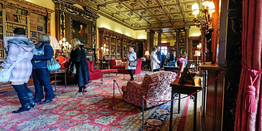 Man kan besöka både utomhusmiljöerna och den fina tesalongen inne i Highclere Castle där ”Downton Abbey” spelades in.