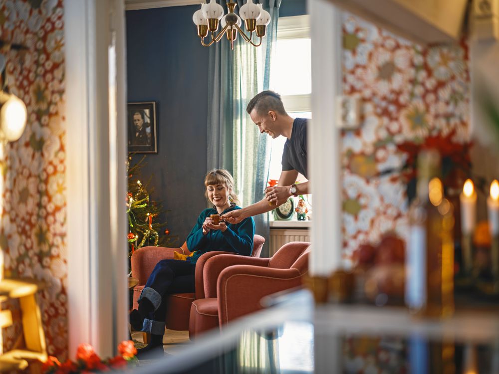 Varma retrofärger och bulliga fåtöljer ger fin stämning.