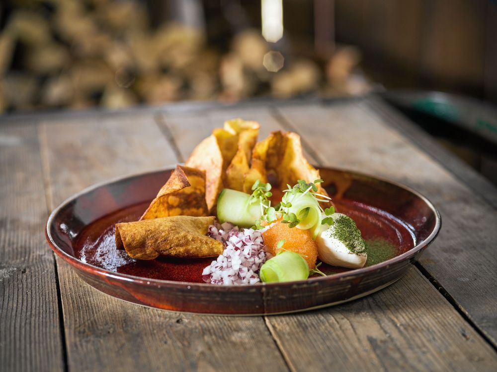 På gården finns en till anställd.