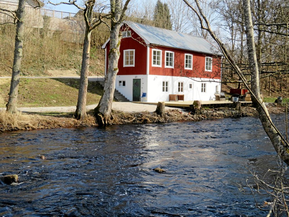 Det gamla kallbadhuset ligger naturskönt intill vid Holjeån i Jämshög.