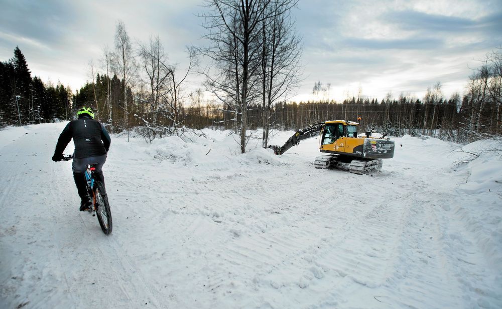 En grävmaskin och några fickor för timmer. Det är allt som än så länge syns av det som kallas för det största svenska industriprojektet i modern tid.