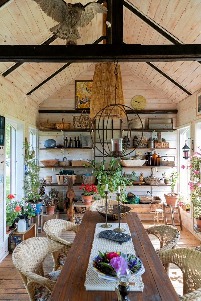 ”Jag samlar inte på pelargonior, det har bara blivit såhär” skrattar Eva. Regniga sommardagar är orangeriet en perfekt plats för fika.