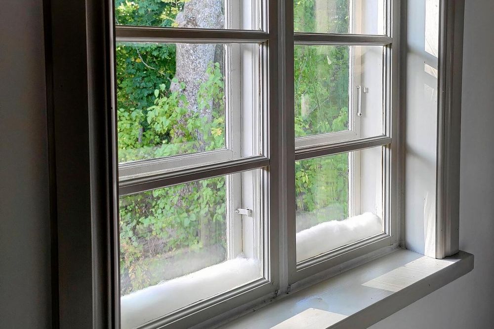 Fönstren är gamla men renoverade och tätade.