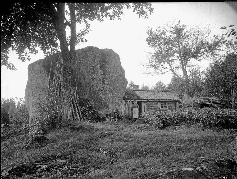 Torpet Degerhult består av tre timrade väggar. Den fjärde är ett gigantiskt flyttblock. Man kan bara gissa hur fukten rann längs innerväggen och frös till is om vintrarna (1903).