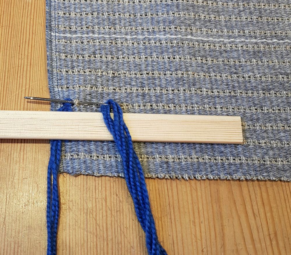 Börja från början med tråden runt kaveln.