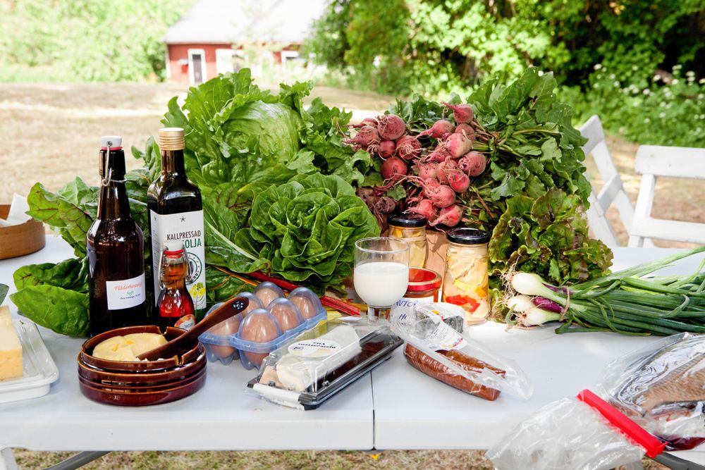 Mat av de finaste råvarorna. Rapsolja är från Fröö Gård. Smör, korv och ostar från Löt Gårdsmejeri. ”Den bamsestora braxen är från sjön Nimmern. Den gjorde jag supergoda fiskkakor av”, säger Kerstin Naidu Sjöswärd.