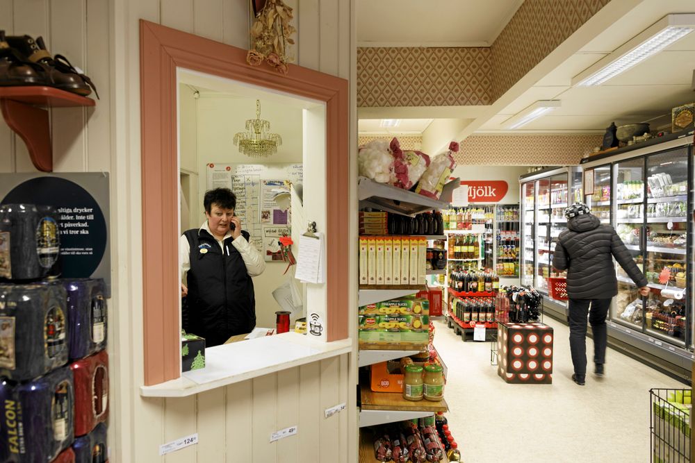 På eftermiddagen blir det rusning i Valsjöbua. Då gäller det att jobba på för Maggan